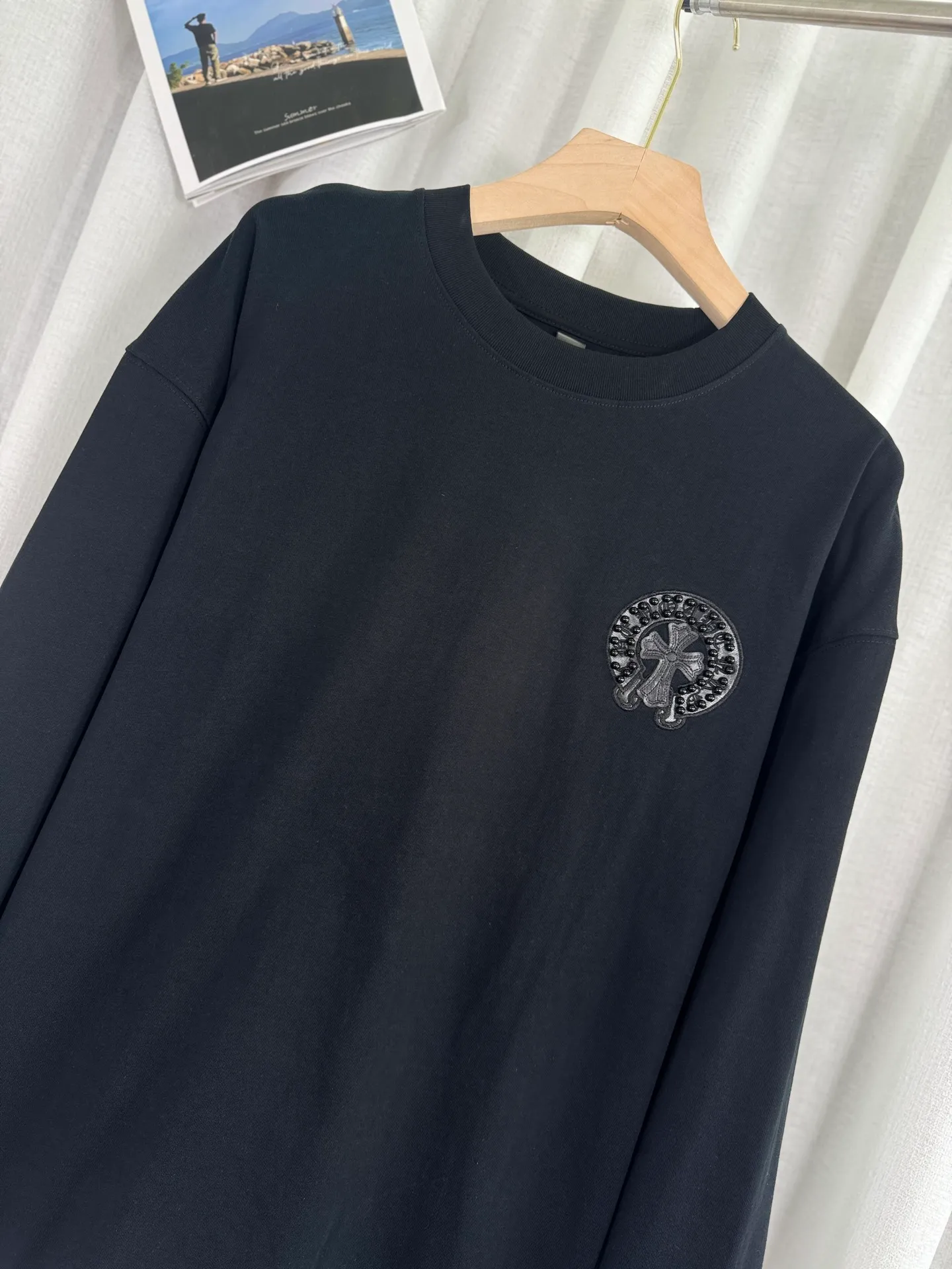 P260 top version, real shot without P, ​​different from market currency) 𝗖𝗵𝗿𝗼𝗺𝗲 𝗛𝗲𝗮𝗿𝘁𝘀/Cro Heart 2025 Autumn and Winter Pearl Compass Casual Long Sleeve 👑The highest version! Customized fabric 320g fabric! Pearl compass, genuine leather cut. Best-selling model at the counter. Very comfortable to wear. Accessories: original molded and authenticated collar label➕100% silk wash label. Genuine purchase-grade original hangtag➕matching hanging rope➕3D hanging beads➕original packaging bag. Craftsmanship: The original version has consistent wiring! The highest version of the armhole matching technique! Color: White Black Size: S M L XL Style No.: 5170